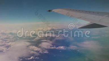 飞机飞向云层。 透过飞机窗户观看。 旅游旅行